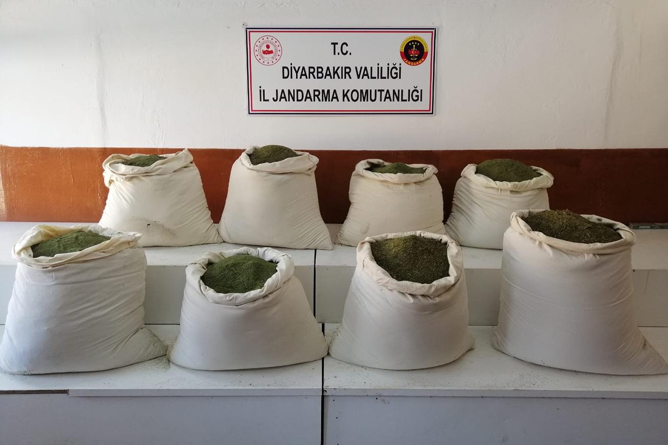Diyarbakır'da 300 kilogram esrar ele geçirildi Diyarbakır'da 300 kilogram esrar ele geçirildi